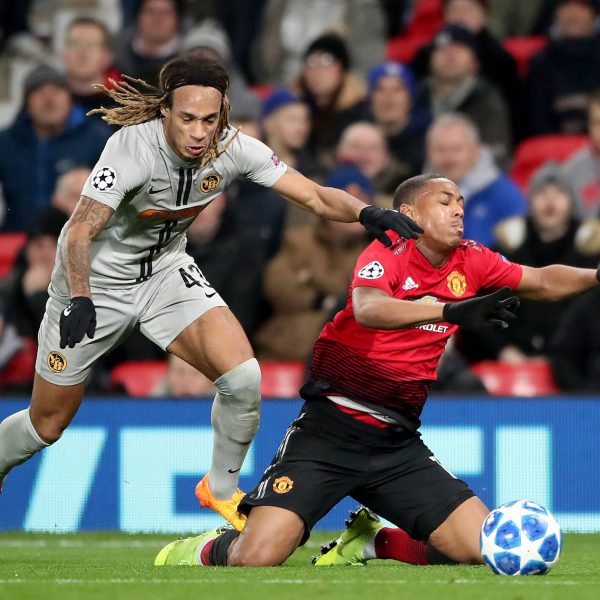  Kevin Mbabu - hier im Duell mit Anthony Martial (Man United) - könnte es im Winter nach Frankfurt ziehen. (Foto: Imago/PA Images)