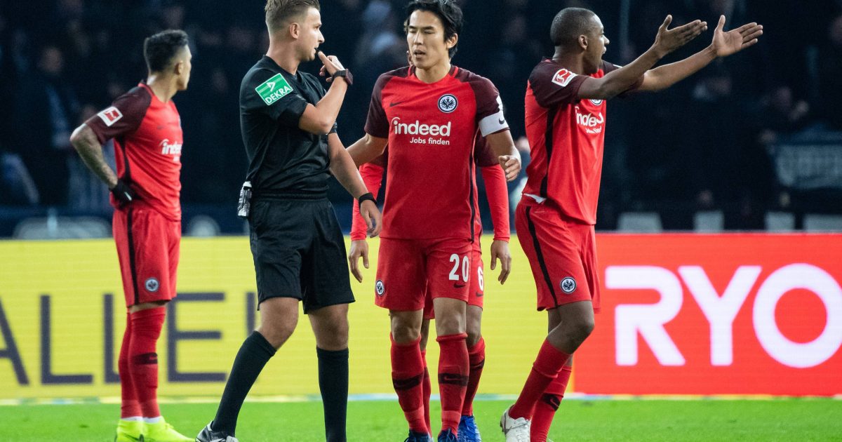 Die Frankfurter Eintracht versteht die Welt nicht mehr: Schiedsrichter Daniel Schlager und sein Gespannt erwischten in Berlin nicht ihren besten Tag. (Foto: imago/Jan Hübner)