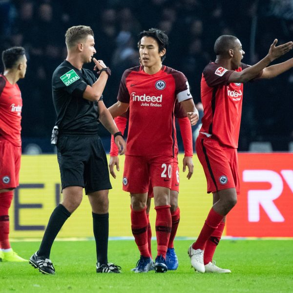  Die Frankfurter Eintracht versteht die Welt nicht mehr: Schiedsrichter Daniel Schlager und sein Gespannt erwischten in Berlin nicht ihren besten Tag. (Foto: imago/Jan Hübner)
