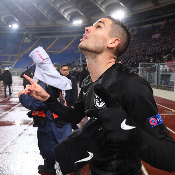  Mijat Gacinovic lässt sich nach seinem Tor feiern (Foto: imago/JanHuebner)