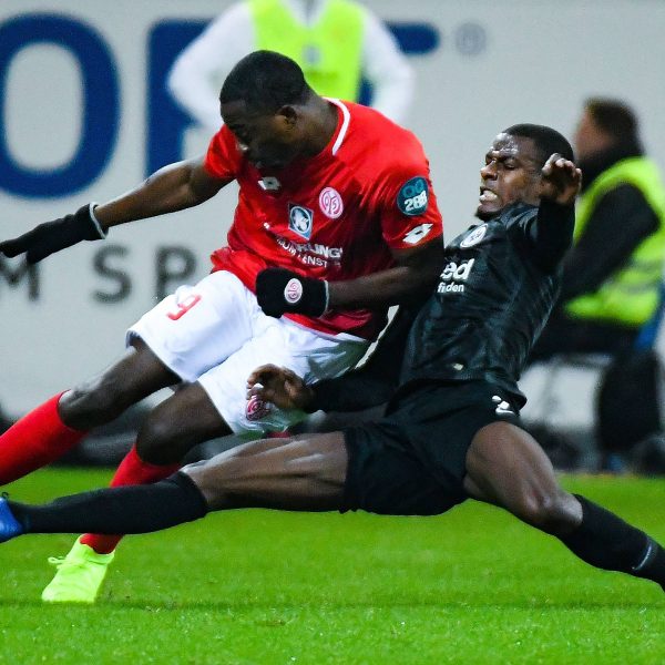  Viel Kampf in der zweiten Halbzeit. Die Eintracht rettet das 2:2-Unentschieden über die Zeit. (Foto: imago/Jan Hübner)