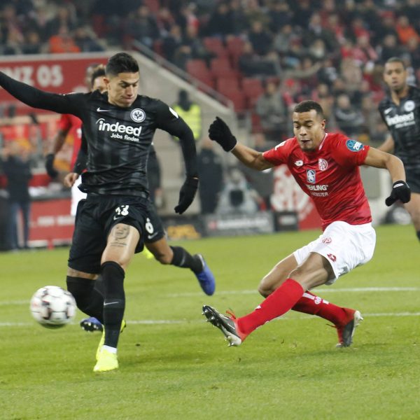  Carlos Salcedo (l.) hatte bei beiden Gegentoren in Mainz das Nachsehen. (Foto: imago/Eibner)