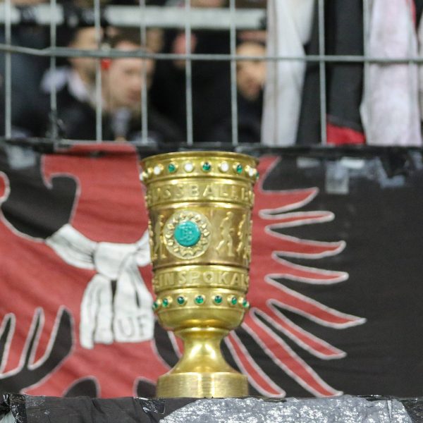  Diesen Pokal gewann die SGE 2018 zum fünften Mal. Foto: Imago/Hartenfelser