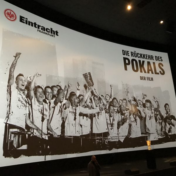 Der DFB-Pokal glänzte während des Films vor der Kino-Leinwand