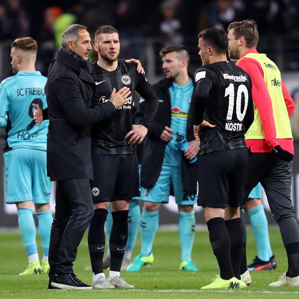  Gesprächsbedarf nach dem Sieg über Freiburg: Adi Hütter war mit der Performance seines Teams nicht unbedingt zufrieden.