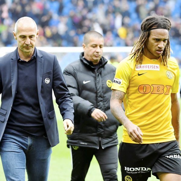  Enttäuschte Gesichter: Eintracht-Trainer Adi Hütter und Kevin Mbabu (Young Boys Bern) finden wohl nicht wieder zusammen. (Foto: Imago/Geisser)
