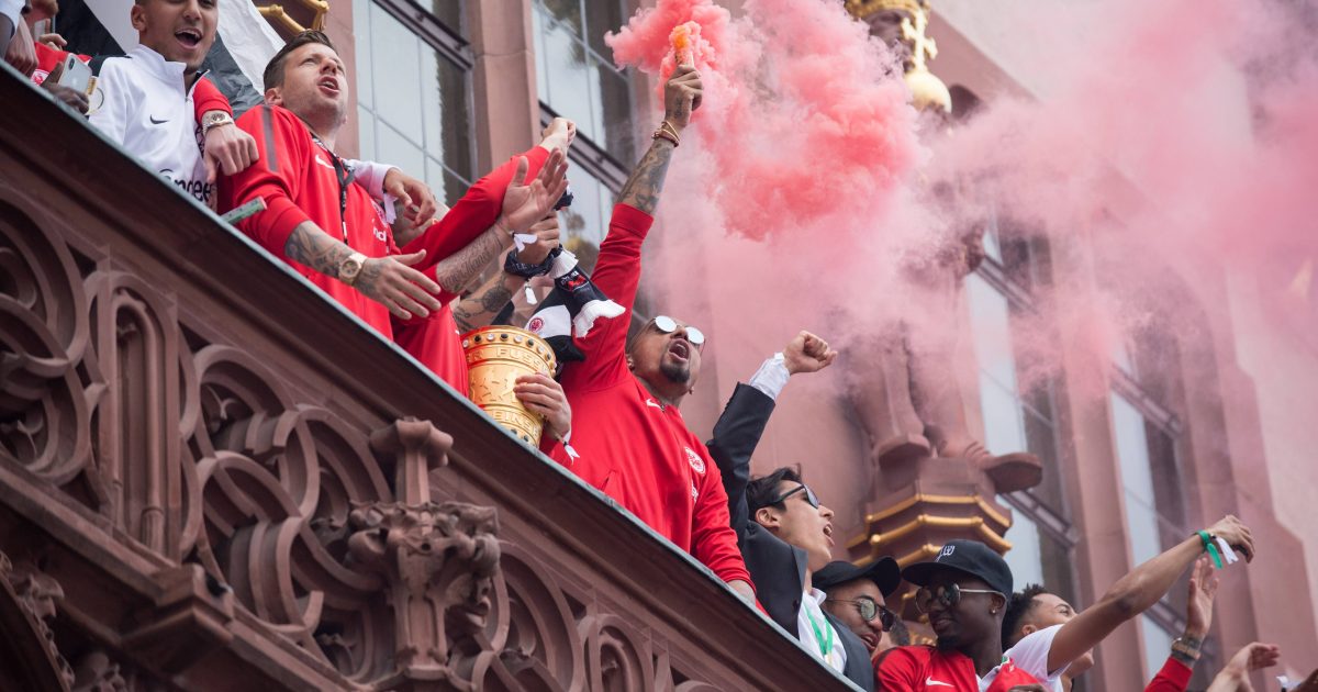  Die Spieler der SGE ließen es nach dem Pokalgewinn mächtig krachen. Foto: imago/Sven Simon
