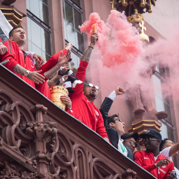  Die Spieler der SGE ließen es nach dem Pokalgewinn mächtig krachen. Foto: imago/Sven Simon