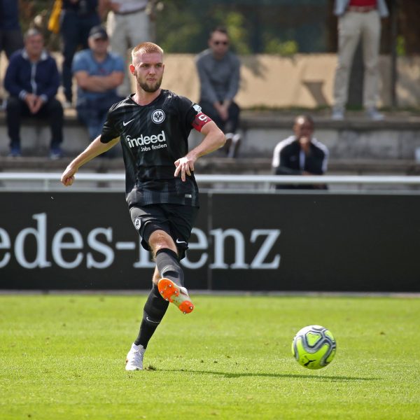  Nils Stendera unterschreibt bei der Eintracht einen Profivertrag. Foto: Imago/Sportfoto Rudel