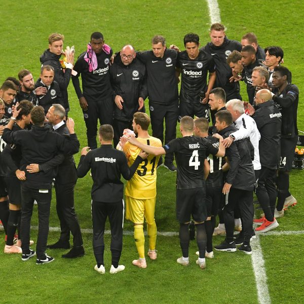  Der Kreis nach dem Heimspiel gegen Lazio Rom. Kapitän David Abraham und Trainer Adi Hütter nehmen den trauernden Torró in den Arm. (Foto: imago/Jan Hübner)