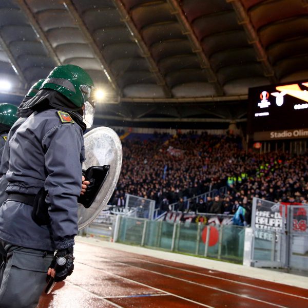 Bewachter Gästeblock: In Rom machte ein kleiner Teil des Eintracht-Anhangs negative Schlagzeilen. (Foto: imago/ZUMA Press)