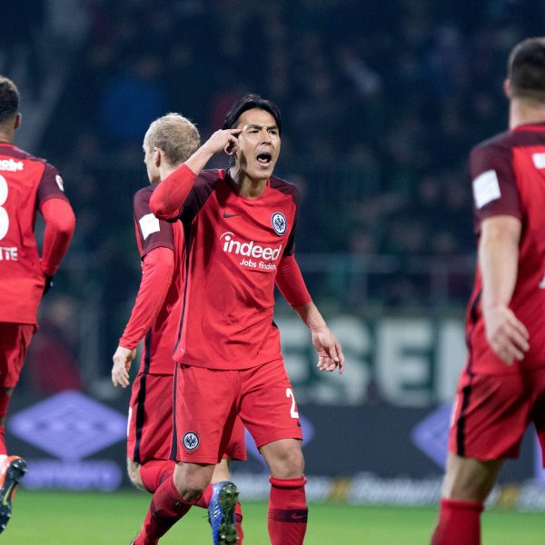  Ungewohnte Unordnung in der Frankfurter Defensive. Makoto Hasebe hatte viel zu tun, um seine Abwehr zu sortieren. (Foto: imago/ Noah Wedel)