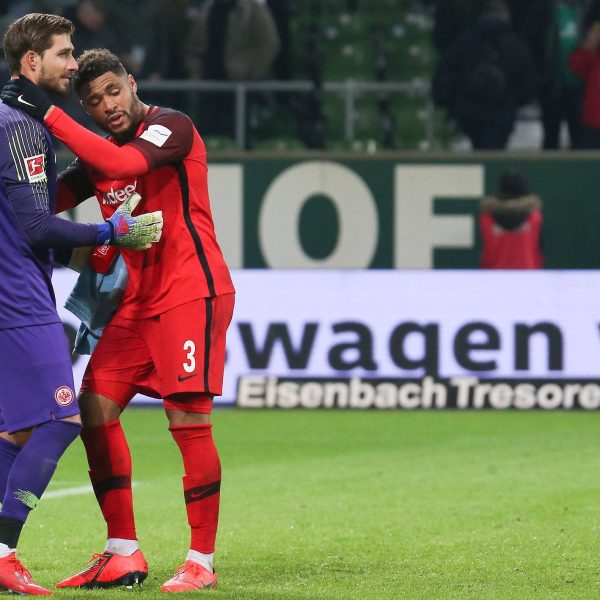  Simon Falette bedankt sich bei seinem Keeper Kevin Trapp für den geretteten Punkt (Foto: imago/ osnapix)