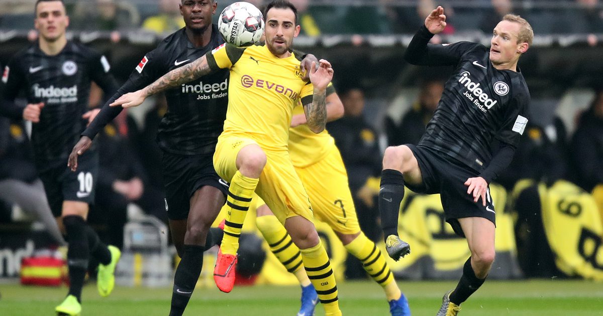 Innenverteidiger Evan N'Dicka und Mittelfeldmann Sebastian Rode im gemeinsamen Zweikampf mit Dortmunds Paco Alcacer.