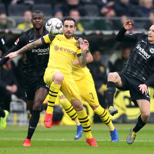  Innenverteidiger Evan N'Dicka und Mittelfeldmann Sebastian Rode im gemeinsamen Zweikampf mit Dortmunds Paco Alcacer.