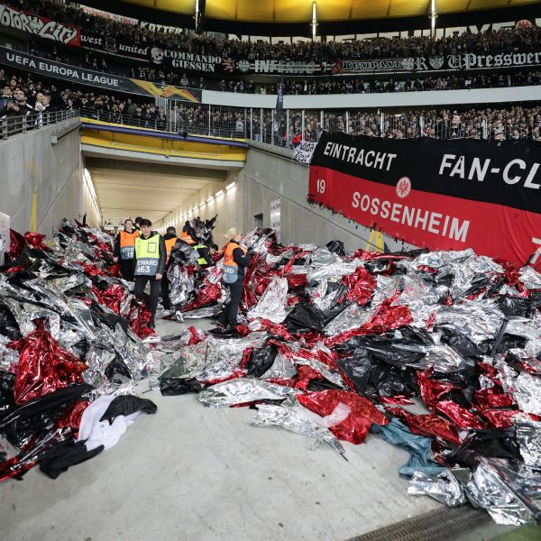  Die Fans sammelten die Gegenstände der kurzfristig abgesagten Choreo ein und warfen sie in den Innenraum des Stadions.