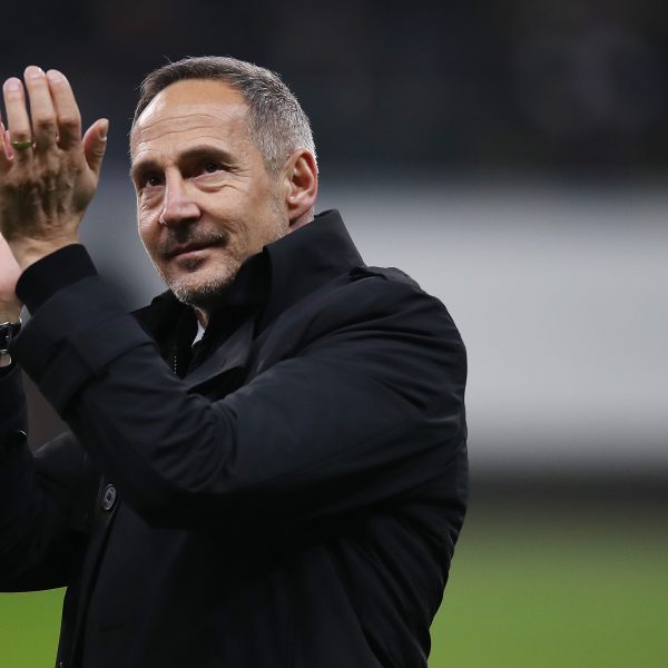  Eintracht Trainer Adi Hütter bedankte sich nach der Partie bei den Fans. (Foto: Rhode)
