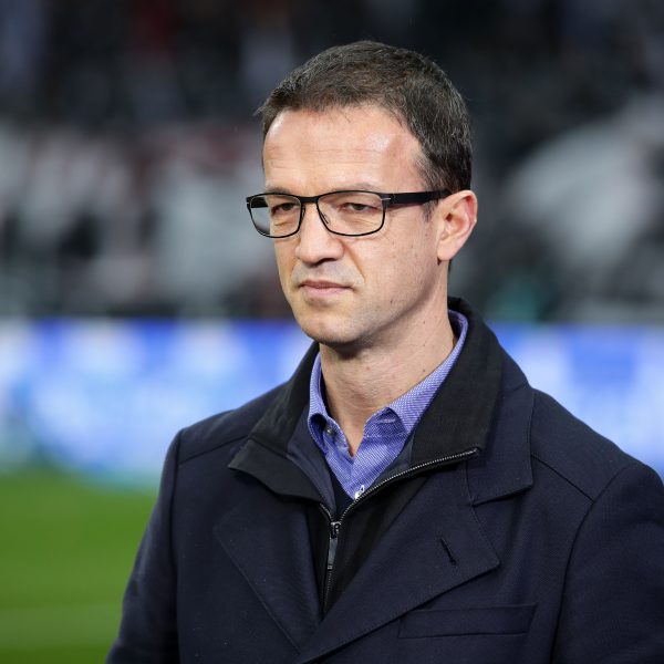  Fredi Bobic beruhigt die Eintracht-Fans bezüglich den Gerüchten um Luka Jovic.