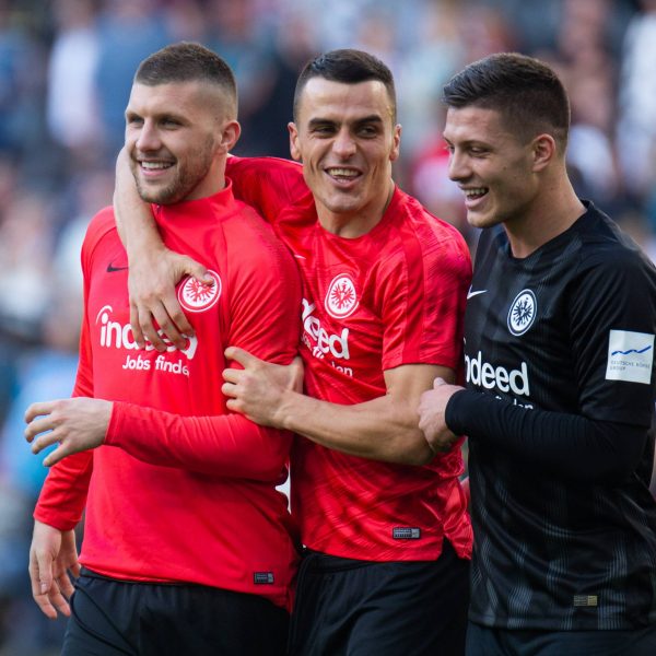  Filip Kostic (Mitte) glaubt an einen Verbleib von Ante Rebic. Unter einer Bedingung. Foto: Imago/Jan Huebner