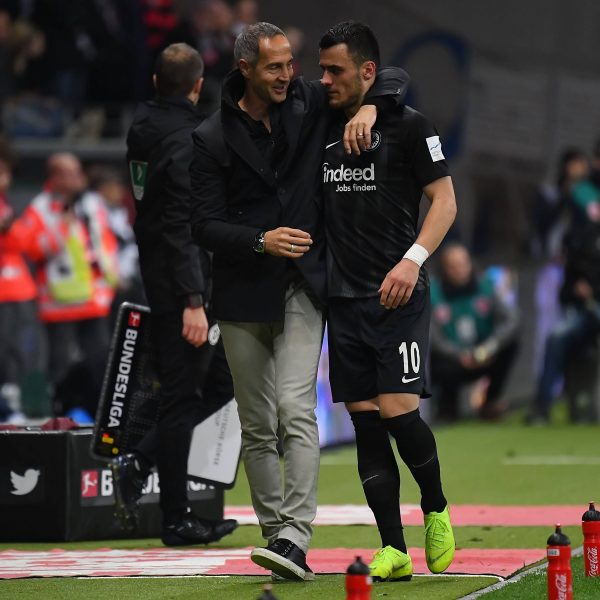  Ein Herz und eine Seele: Bei Filip Kostic gerät Eintrachts Trainer Adi Hütter nur so ins Schwärmen. (Foto: imago/Jan Hübner)