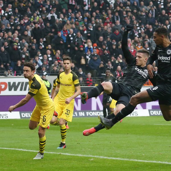  Luka Jovic liegt in der Luft und überwindet Roman Bürki zum 1:1-Ausgleich für die Eintracht. (Foto: imago/Thomas Frey)