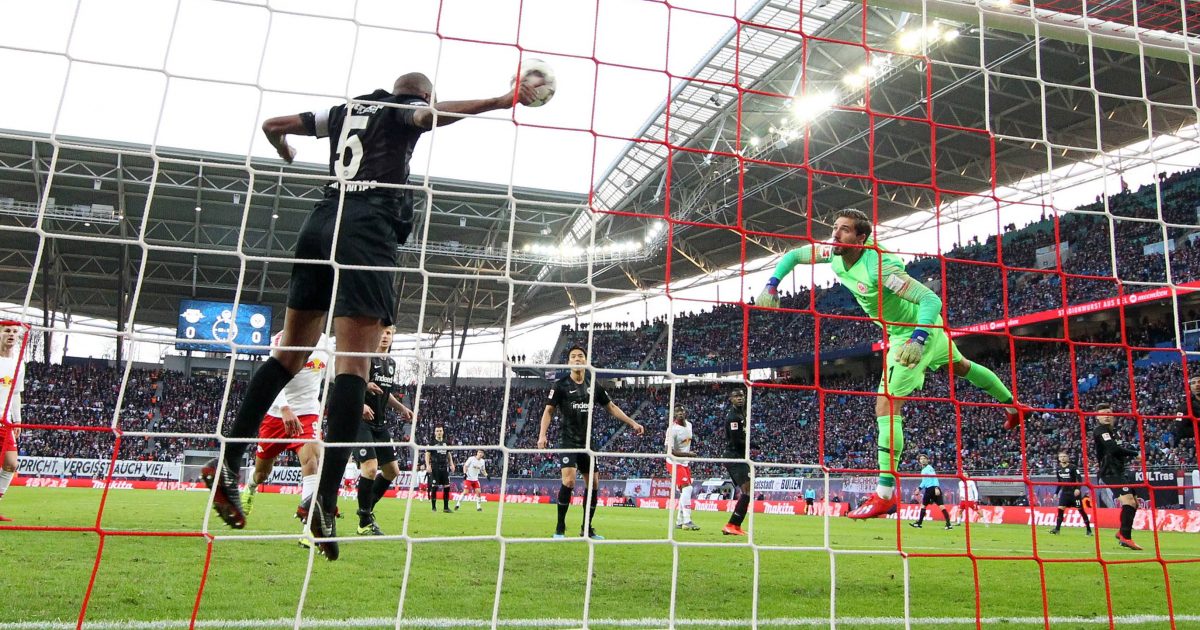 Gelson Fernandes rettet in höchster Not auf der Linie für Kevin Trapp. (Bild: imago/Picture Point LE)