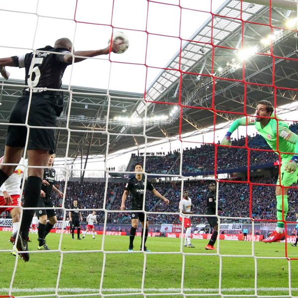  Gelson Fernandes rettet in höchster Not auf der Linie für Kevin Trapp. (Bild: imago/Picture Point LE)