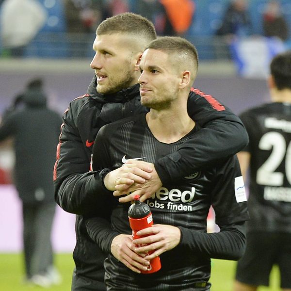  Ante Rebic und Mijat Gacinovic sind erleichtert nach der Partie. Die Eintracht konnte sich gegen starke Leipziger einen Punkt sichern. (Bild: imago/opokupix)