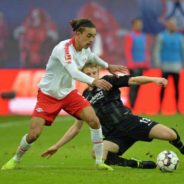  Die Umstellung von Augsburg zu Frankfurt klappt ohne Probleme. Martin Hinteregger ist ein Gewinn für die Defensive (Bild: imago/Sven Simon)