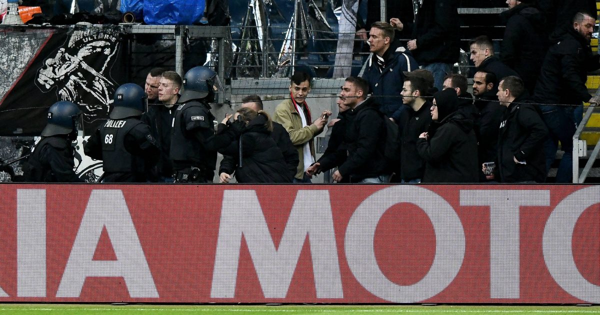  Unschöne Szenen vor dem Europa League-Spiele gegen Donezk: Polizisten und Eintrachtanhänger und -anhängerinnen treffen aufeinander. (Foto: imago/Jan Hübner)
