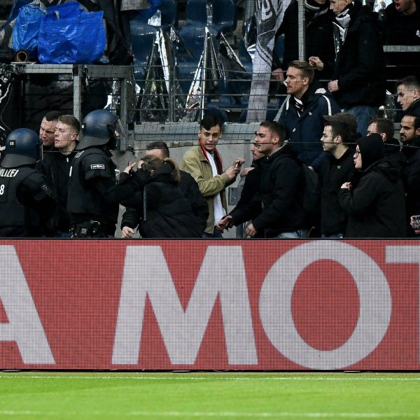  Unschöne Szenen vor dem Europa League-Spiele gegen Donezk: Polizisten und Eintrachtanhänger und -anhängerinnen treffen aufeinander. (Foto: imago/Jan Hübner)