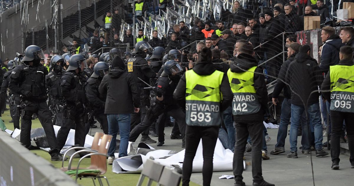 Der Polizeieinsatz von Donnerstag zieht immer weitere Kreise. (Bild: imago/Jan Huebner)