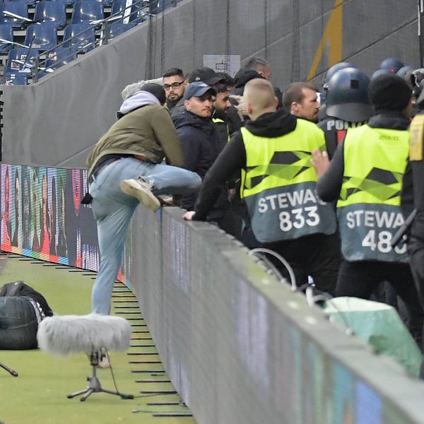  Die Vorfälle vor dem Spiel gegen Schachtar Donezk beschäftigt Eintracht Frankfurt noch immer. Dabei soll auch ein Fan von Polizisten über die Bande geschubst und schwer verletzt worden sein. Foto: Imago/Jan Huebner