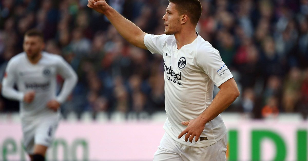  Blick Richtung Trainer: Luka Jovic weiß nach seinem Tor in Hannover, bei wem er sich bedanken muss. (Foto: imago/Jan Hübner)