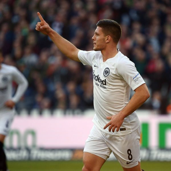  Blick Richtung Trainer: Luka Jovic weiß nach seinem Tor in Hannover, bei wem er sich bedanken muss. (Foto: imago/Jan Hübner)