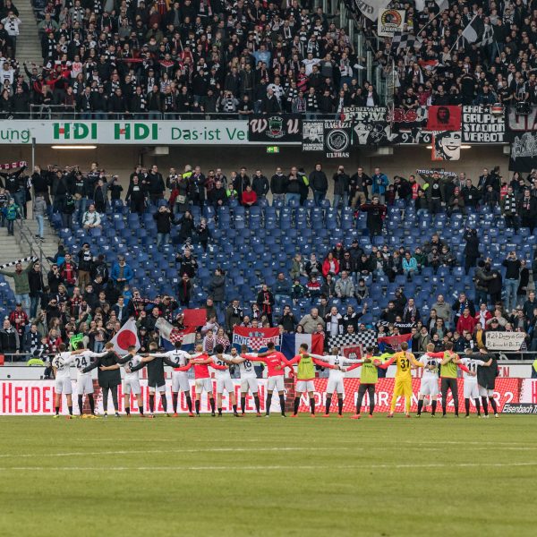  Und schon wieder hat die SGE Grund zum Feiern mit den mitgereisten Fans. Der Eintracht gelingt nun auch in der Liga endlich wieder ein Sieg. (Bild: imago/Nordphoto)
