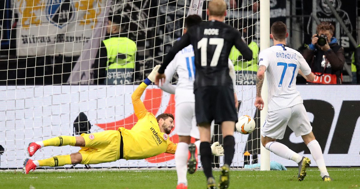 Kevin Trapp pariert den Elfer von Marcelo Brozovic und lässt sich anschließend feiern