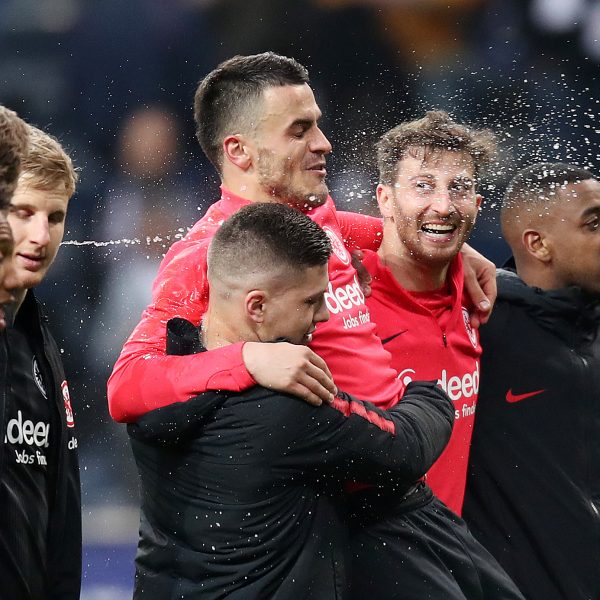  Wasser statt Champagner: Die Eintracht steht nach dem Sieg über den VfB Stuttgart auf einem Champions League-Rang.