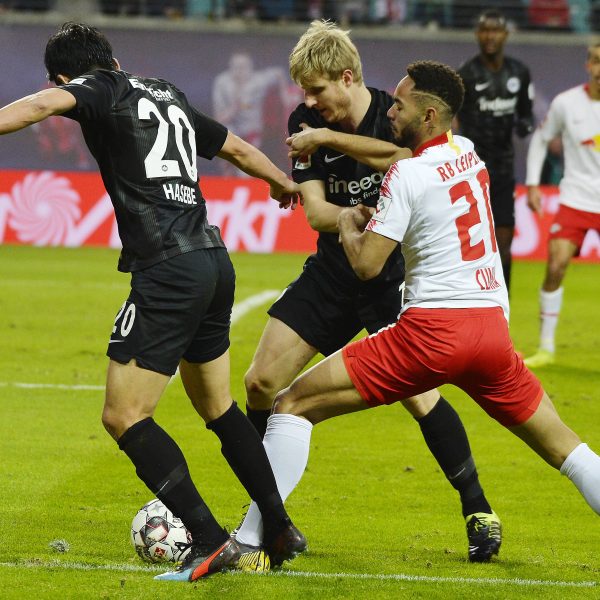  Kein Durchkommen: Frankfurts Martin Hinteregger (r.) und Makoto Hasebe warten in der Rückserie gemeinsam mit starken Leistungen auf. (Foto: imago/opokupix)