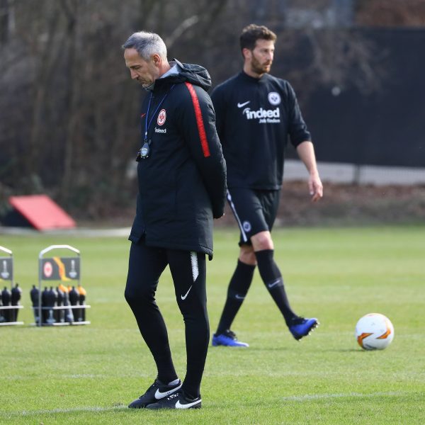  Grübeln über die Defensive: Eintrachts Trainer Adi Hütter hat aktuell die Qual der Wahl. (Foto: imago/Schüler)