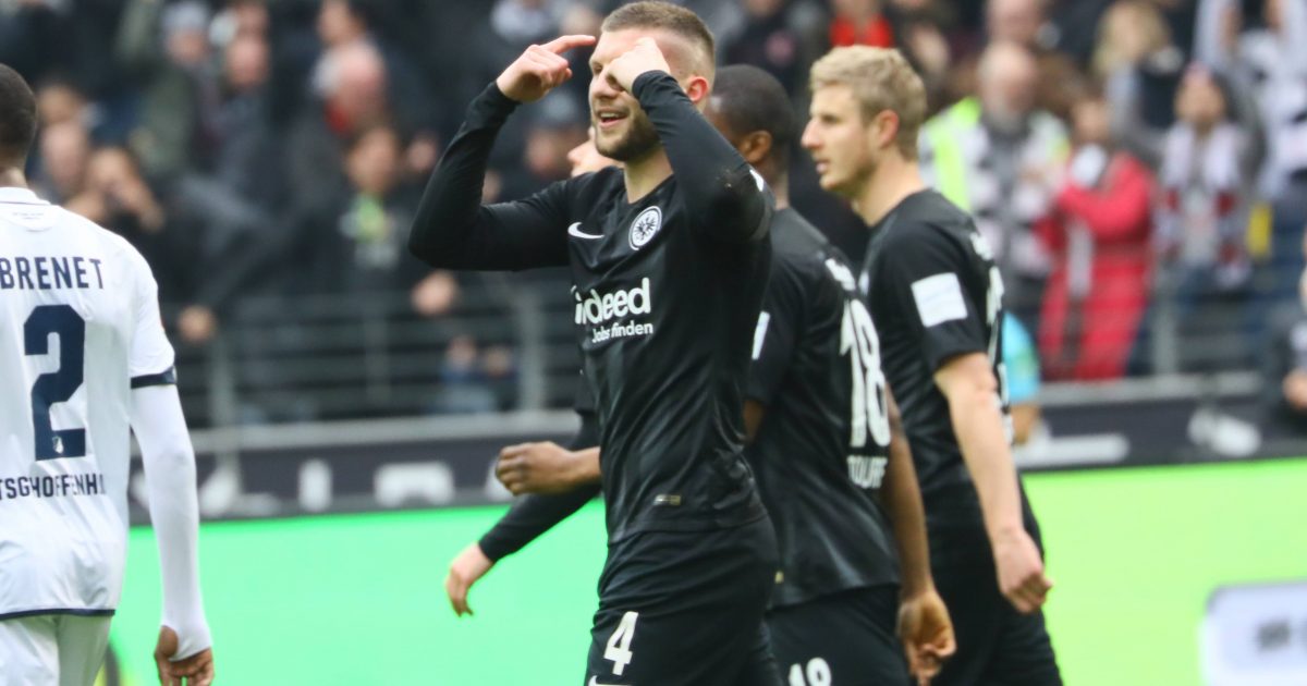  Ante Rebic wusste selbst nicht ganz wie im geschieht: Per Kopf erzielt der Kroate den Führungstreffer. (Foto: imago/Schüler)