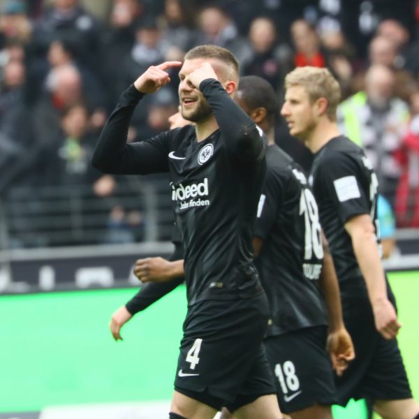  Ante Rebic wusste selbst nicht ganz wie im geschieht: Per Kopf erzielt der Kroate den Führungstreffer. (Foto: imago/Schüler)