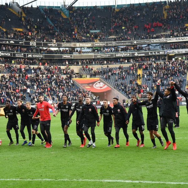  Und schon wieder ungeschlagen! Die Eintracht feiert nach der Partie ihren furiosen Last-Minute-Sieg vor der Kurve. (Bild: imago/Hartenfelser)