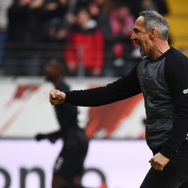  Die geballte Faust: Eintrachts Trainer Adi Hütter freute sich über den späten Sieg über die TSG Hoffenheim. (Foto: imago/Jan Hübner)