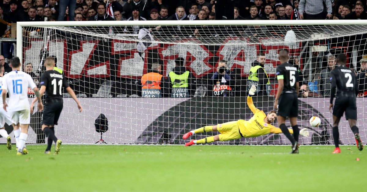  Der Mann im ersten Durchgang: Eintrachts Kevin Trapp pariert den Strafstoß von Inters Marcelo Brozovic. (Foto: imago/HNB-Media)