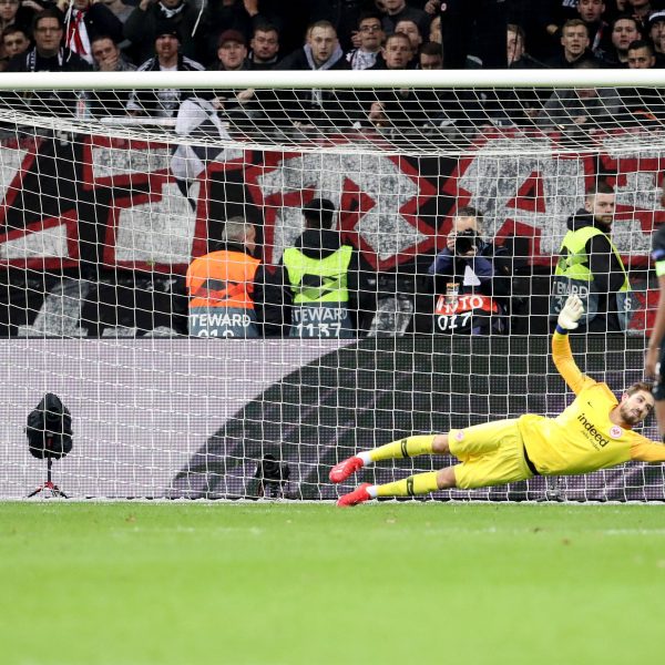  Der Mann im ersten Durchgang: Eintrachts Kevin Trapp pariert den Strafstoß von Inters Marcelo Brozovic. (Foto: imago/HNB-Media)