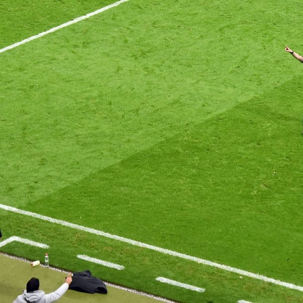  Harte Entscheidung: Adi Hütter wird von Schiedsrichter William Collum auf die Tribüne geschickt und ist somit für das Rückspiel in Mailand gesperrt. (Foto: imago/Jan Hübner)