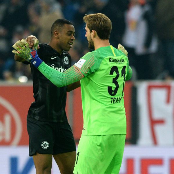  Gelson Fernandes (li.) und Kevin Trapp jubeln nach dem 3:0-Sieg gegen Fortuna Düsseldorf. Foto: Imago/Uwe Kraft