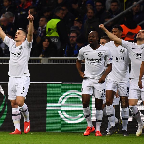  Luka Jovic jubelt über das 1:0-Siegtor gegen Inter Mailand. (Foto: Imago/Jan Huebner)
