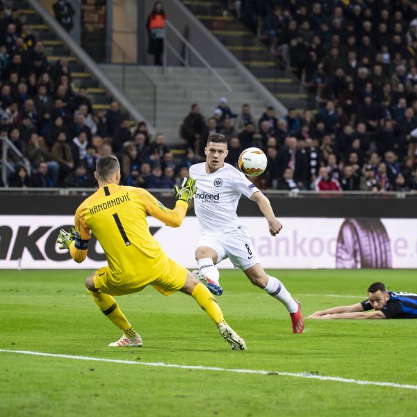  Luka Jovic lupft gefühlvoll zum 1:0. (Foto: Imago/Jan Huebner)